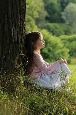 Küçük kız yeşil çimlerde