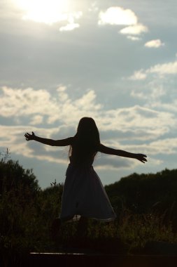 Küçük kız silueti