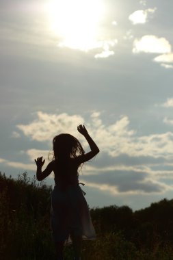 Küçük kız silueti