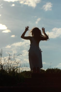 Küçük kız silueti