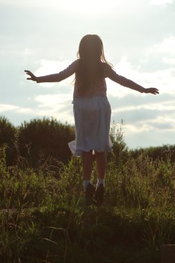 Küçük kız silueti