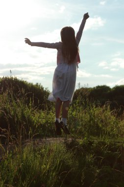 Küçük kız silueti