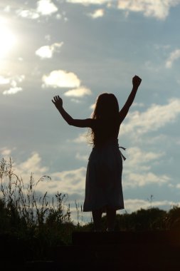 Küçük kız silueti