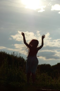 Küçük kız silueti