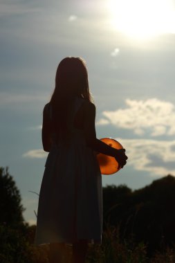 Küçük kız silueti