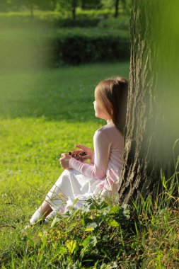 küçük kız kiraz yemek