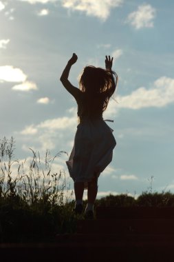 Küçük kız silueti