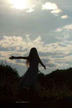 Küçük kız silueti