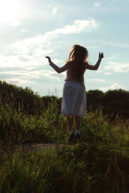 Küçük kız silueti