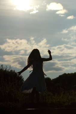 Küçük kız silueti