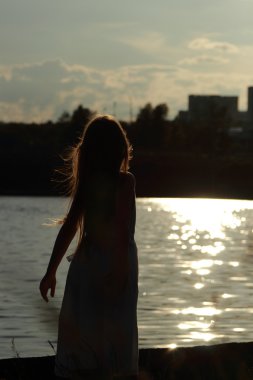 gölet üzerinde küçük kız