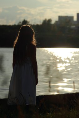 gölet üzerinde küçük kız