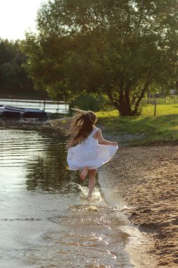 su üzerinde çalışan kız