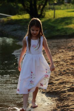 su üzerinde çalışan kız