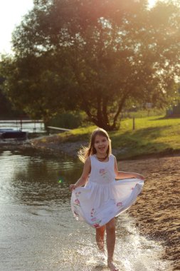 su üzerinde çalışan kız