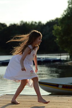 su üzerinde çalışan kız