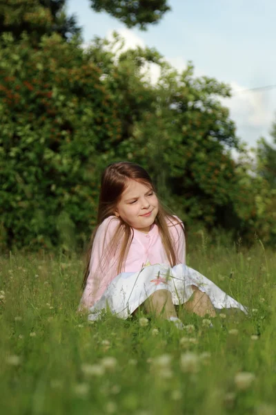 Bella Bambina Sull Erba Verde Nei Boschi Una Giornata Estiva — Foto Stock