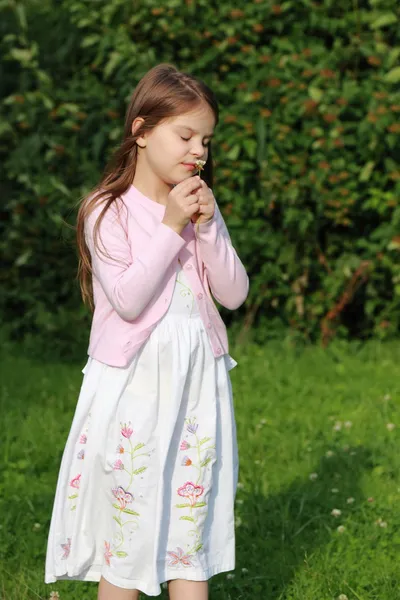 Kleines Mädchen mit Blume — Stockfoto