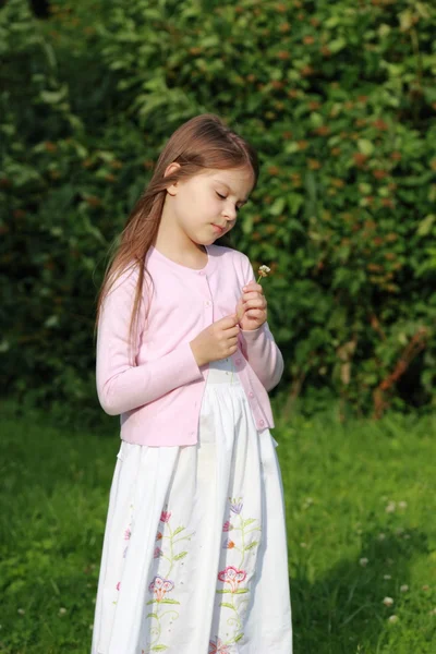 Petite fille avec fleur — Photo