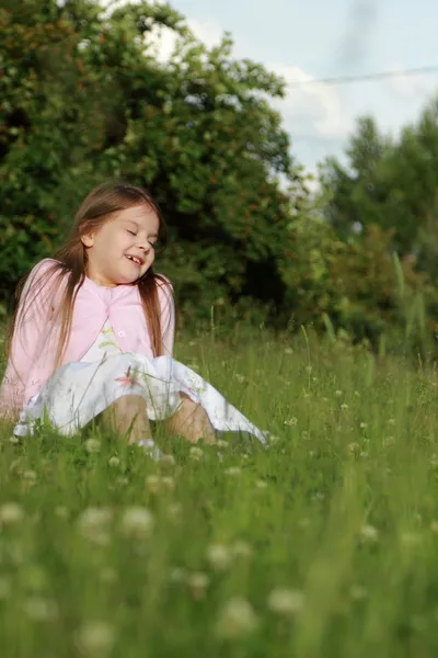 Little girl on green grass — Stock Photo, Image