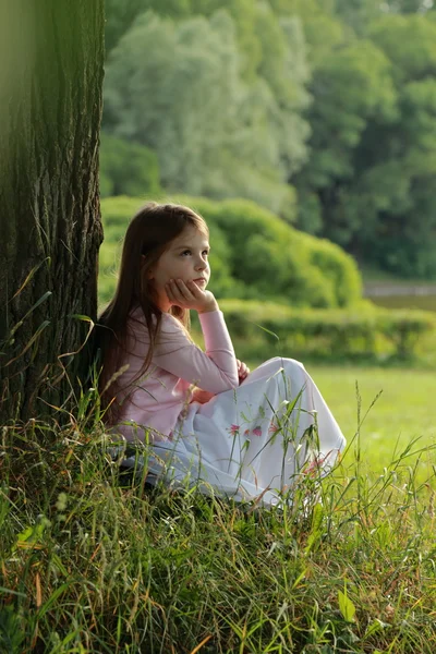 Kleines Mädchen auf grünem Gras — Stockfoto