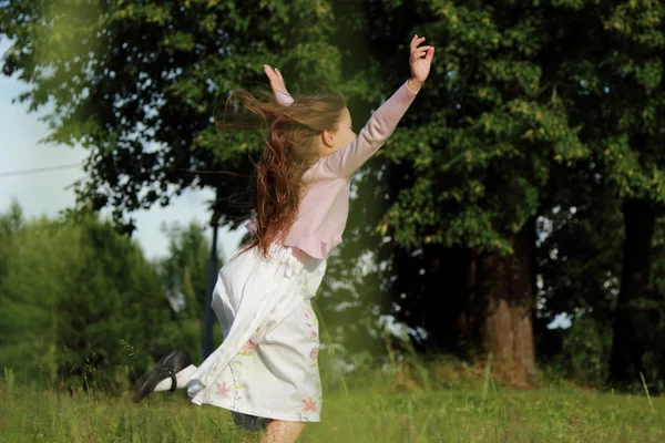 Pequeña niña corriendo — Foto de Stock