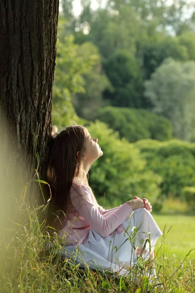 Hermosa Niña Sobre Hierba Verde Bosque Día Verano —  Fotos de Stock