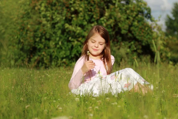 Petite fille sur herbe verte — Photo