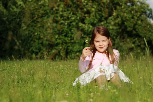 Little girl on green grass — Stock Photo, Image