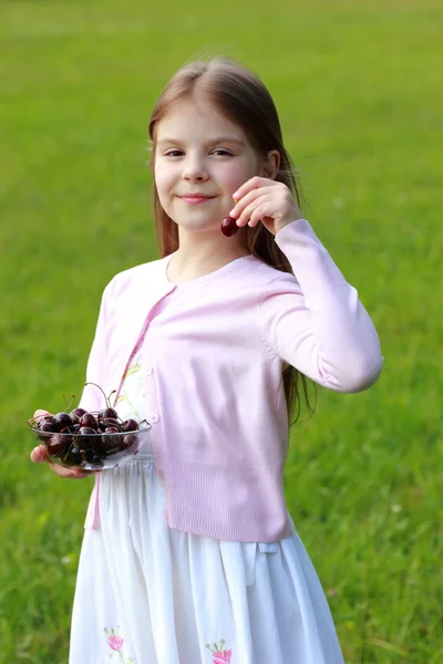 Schönes kleines Mädchen mit Kirschen — Stockfoto