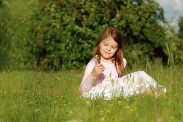 绿草上的小女孩 — 图库照片