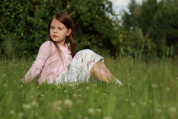 Klein meisje op groen gras — Stockfoto