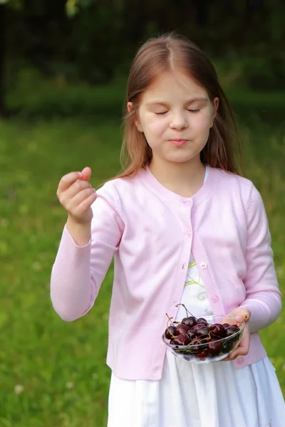 Niña encantadora con cerezas — Foto de Stock