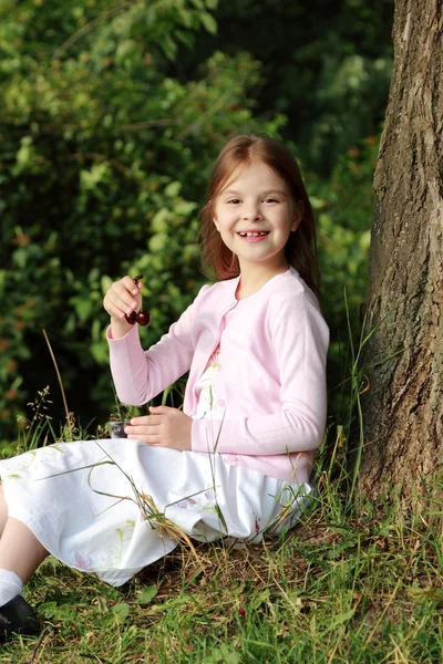 Kleines Mädchen isst Kirschen — Stockfoto