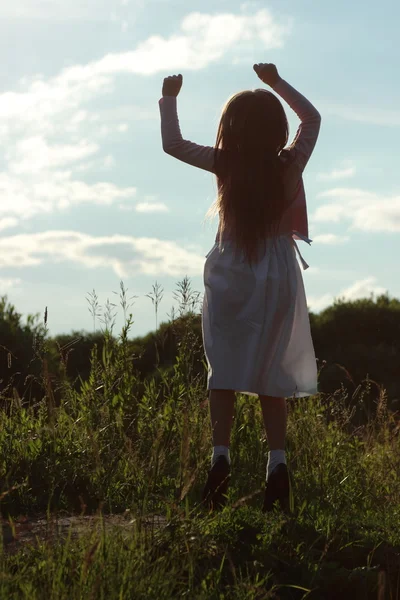 Kleine Mädchensilhouette — Stockfoto