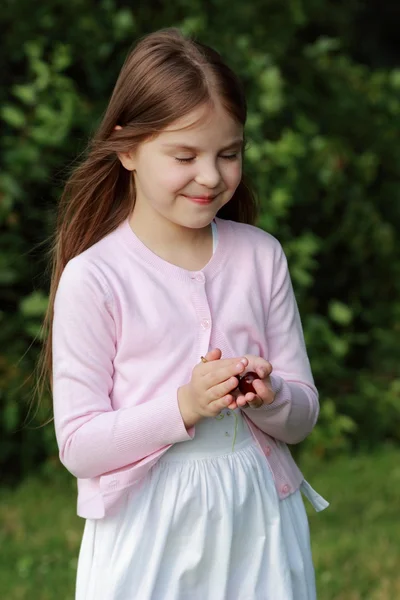 Menina adorável com cerejas — Fotografia de Stock