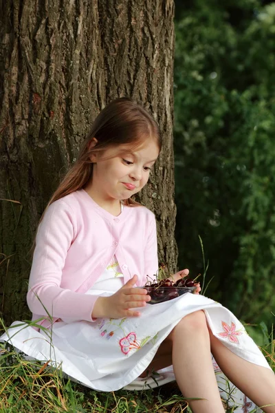 Niña comiendo cerezas — Foto de Stock