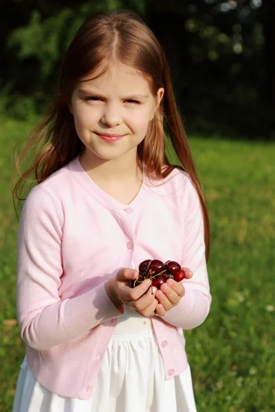 Menina adorável com cerejas — Fotografia de Stock