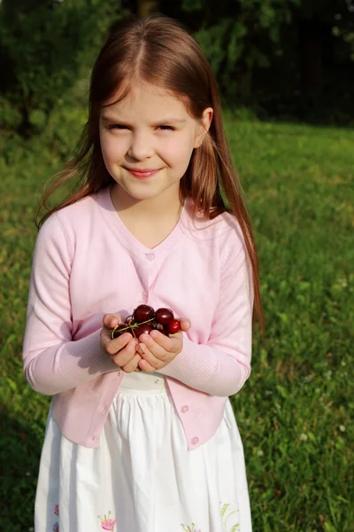 Bella bambina con ciliegie — Foto Stock