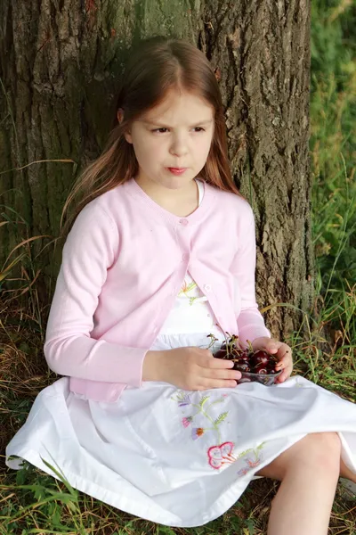 Niña comiendo cerezas — Foto de Stock