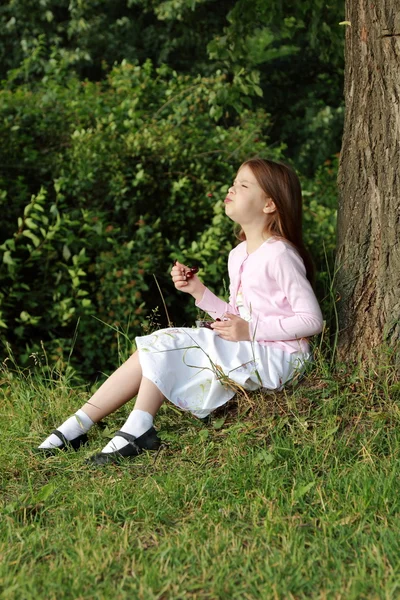 Klein meisje kersen eten — Stockfoto