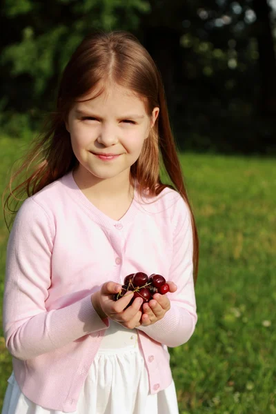 Linda Menina Floresta Segurando Cerejas Maduras — Fotografia de Stock