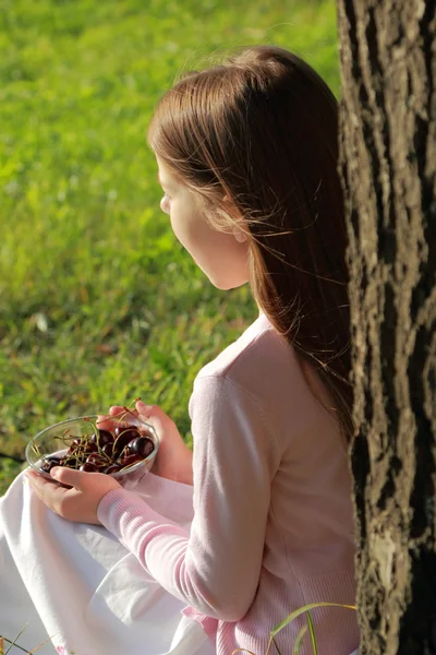 Menina comendo cerejas — Fotografia de Stock