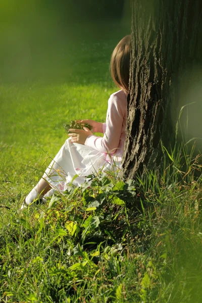 Entzückendes Kleines Mädchen Das Kirschen Isst Sitzt Unter Einem Baum — Stockfoto