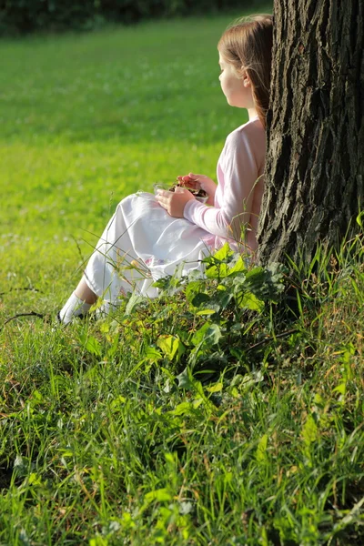 Little girl eating cherries — Stock Photo, Image