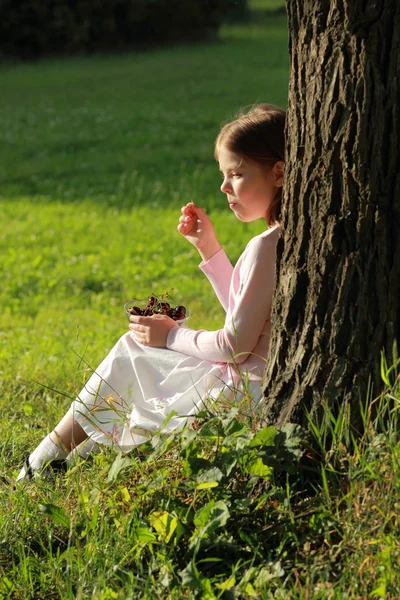 Holčička jíst třešně — Stock fotografie