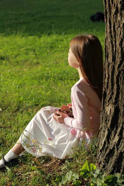 Bambina mangiando ciliegie — Foto Stock