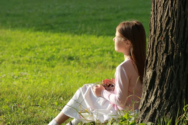 Little girl eating cherries — Stock Photo, Image