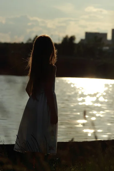 Kleines Mädchen auf dem Teich — Stockfoto