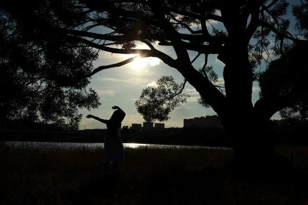 Menina na lagoa — Fotografia de Stock